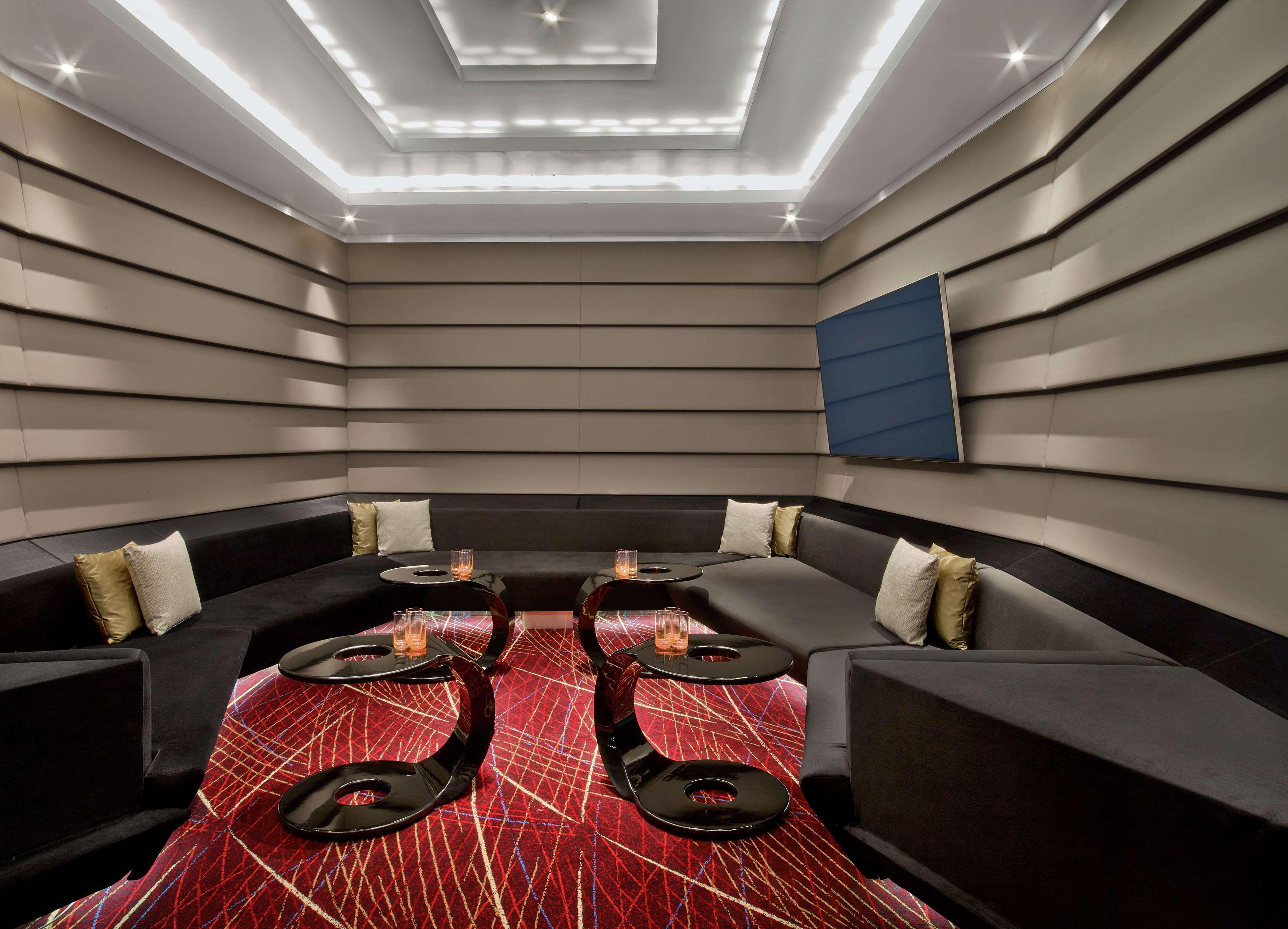 V Hotel Dubai, Curio Collection By Hilton Εξωτερικό φωτογραφία The interior of the lounge