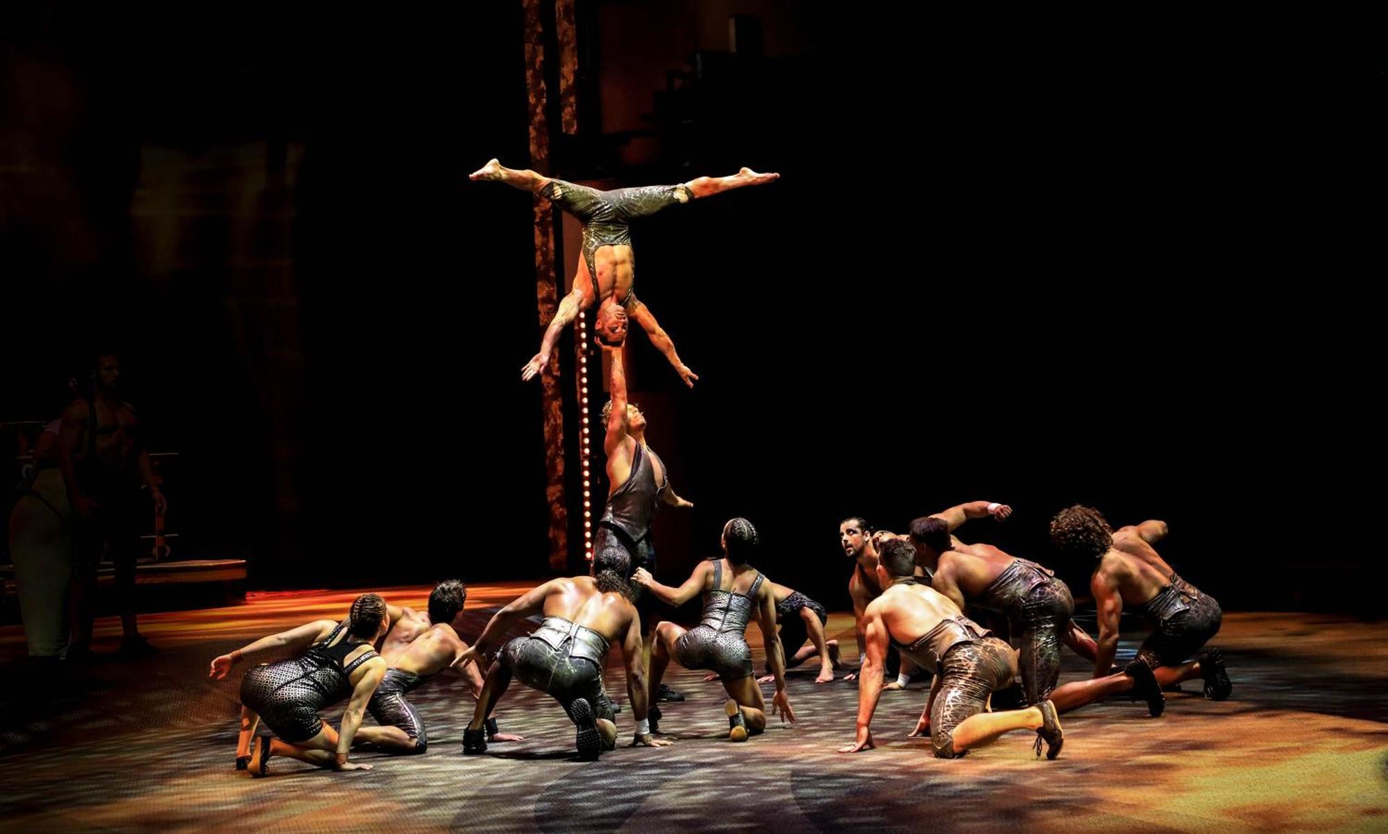V Hotel Dubai, Curio Collection By Hilton Εξωτερικό φωτογραφία The cast of Disney on Ice performing "The Lion King"