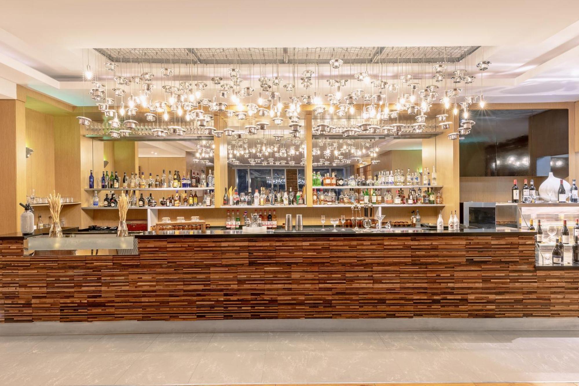 V Hotel Dubai, Curio Collection By Hilton Εξωτερικό φωτογραφία The bar at the hotel